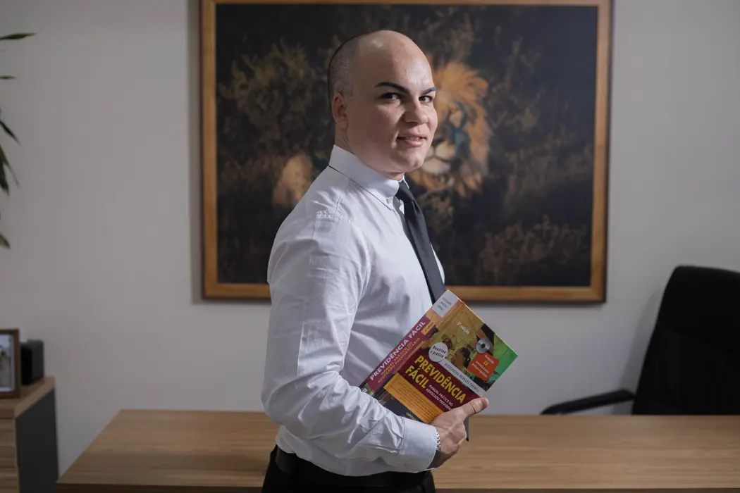 Tharcis Leite com material de estudo jurídico